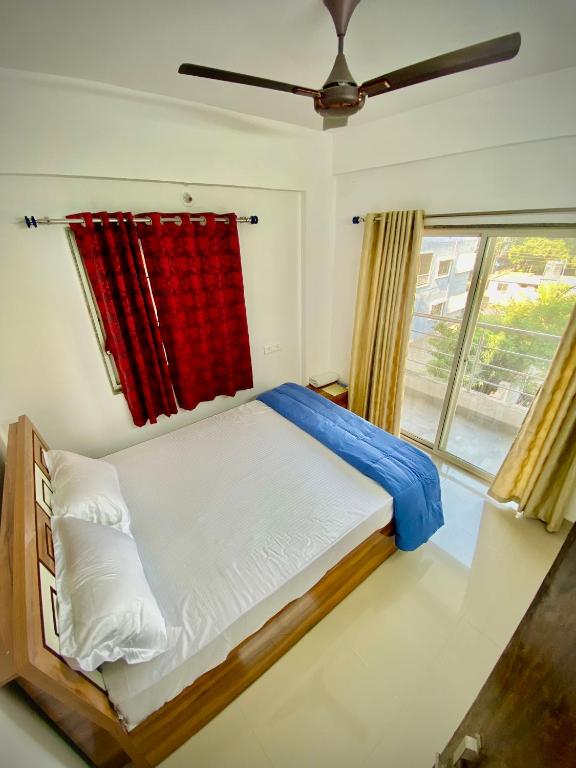 Postel nebo postele na pokoji v ubytování 2 BHK AC Apartment
