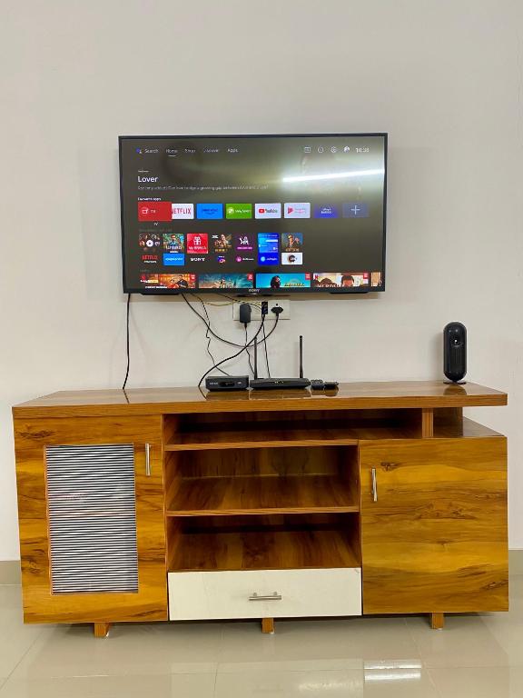 TV a/nebo společenská místnost v ubytování 2 BHK AC Apartment