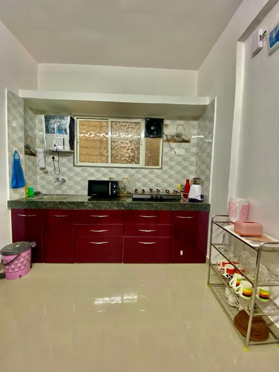 Kuchyň nebo kuchyňský kout v ubytování 2 BHK AC Apartment