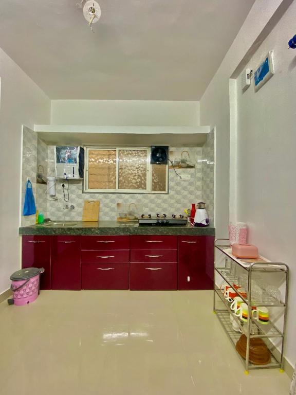 Kuchyň nebo kuchyňský kout v ubytování 2 BHK AC Apartment