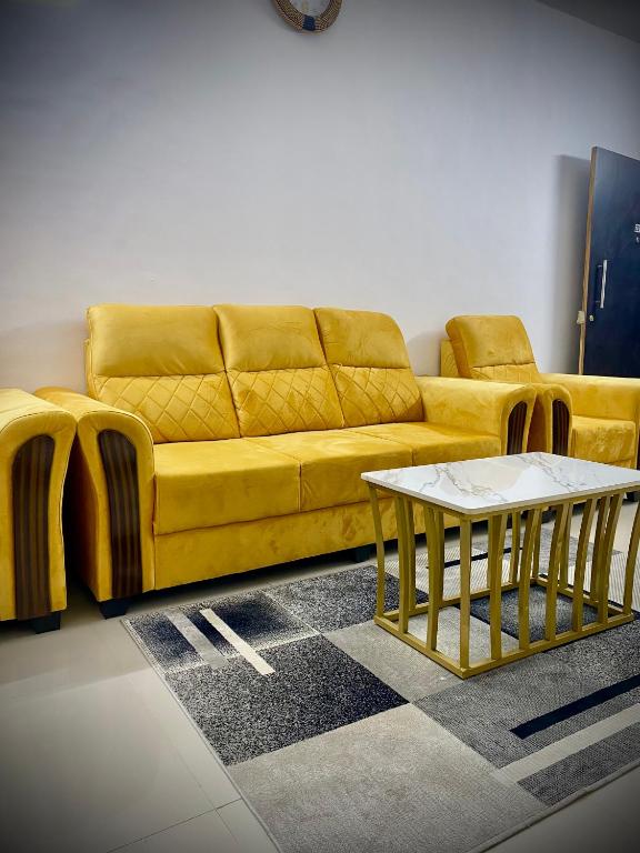 Posezení v ubytování 2 BHK AC Apartment