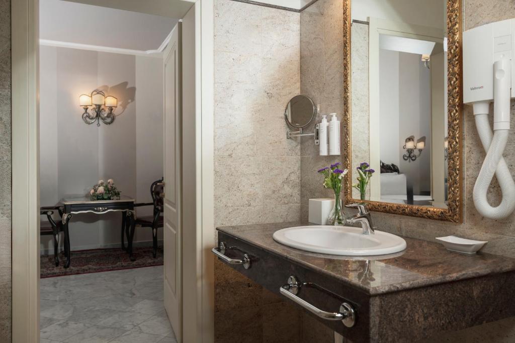 Koupelna v ubytování Grand Hotel di Parma | UNA Esperienze