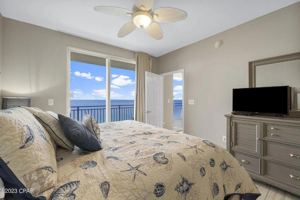 Llit o llits en una habitació de Beachfront Oasis at Splash Resort and Condos