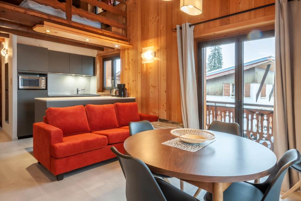 un salon avec une table et un canapé dans l'établissement Efanle 2, à Morzine