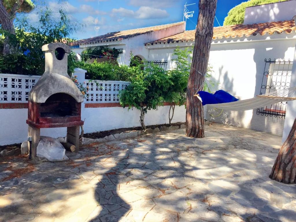 taras z piecem opalanym drewnem i hamakiem w obiekcie Charming House + Chiclana de la Frontera + Garden w mieście Chiclana de la Frontera