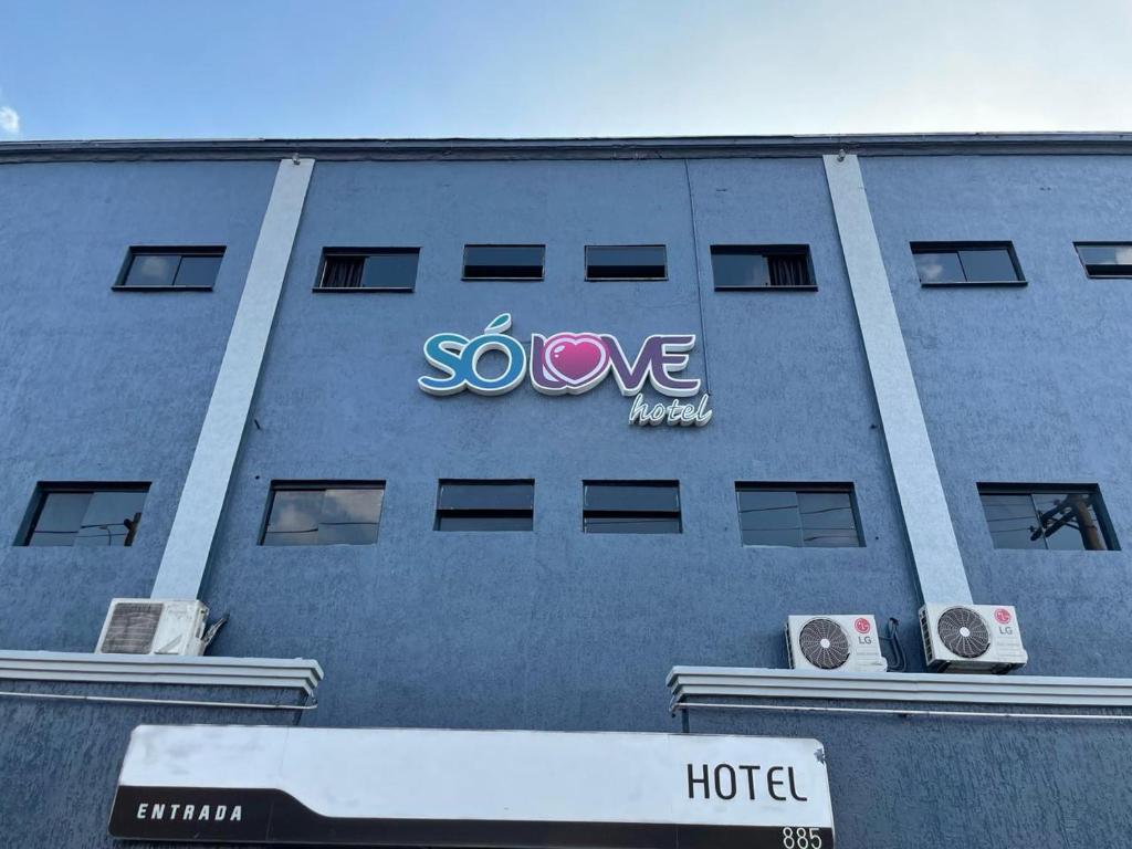 a building with a sign on the side of it at Só Love Hotel in São Paulo
