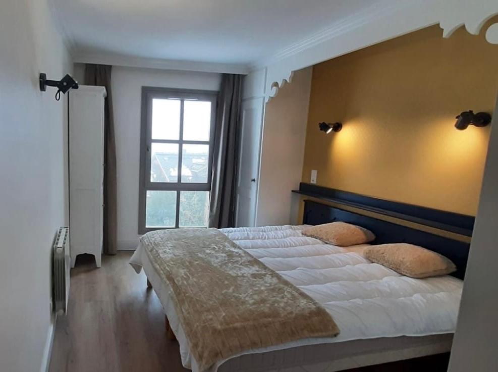 Un dormitorio con una cama grande y una ventana en Le refuge d’Elyze, en Bourg-Saint-Maurice