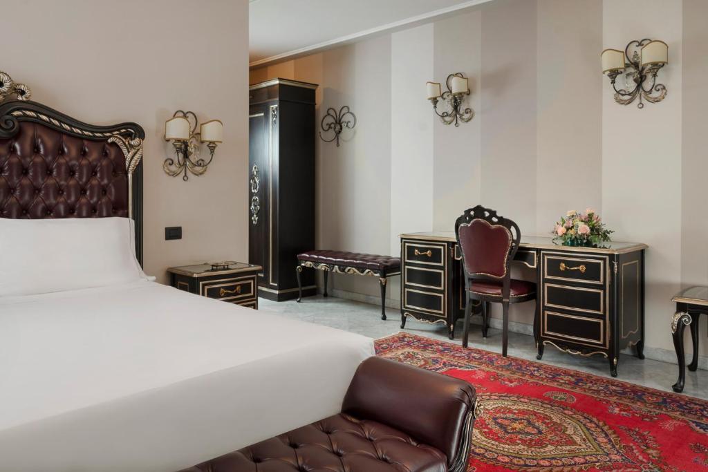 Postel nebo postele na pokoji v ubytování Grand Hotel di Parma | UNA Esperienze