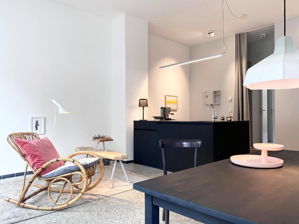 ein Wohnzimmer mit einem Tisch und 2 Stühlen in der Unterkunft Zehuus Gartenstudio mit Terrasse in Köln