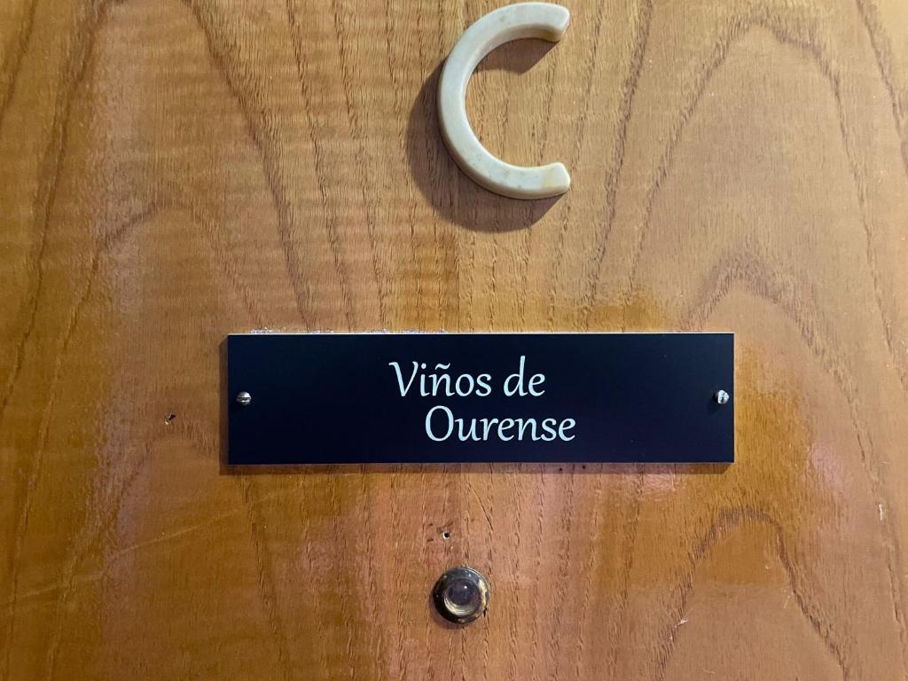 ein Schild an einer Holztür mit den Worten "virgil be universal" in der Unterkunft VINOS DE OURENSE in Ourense