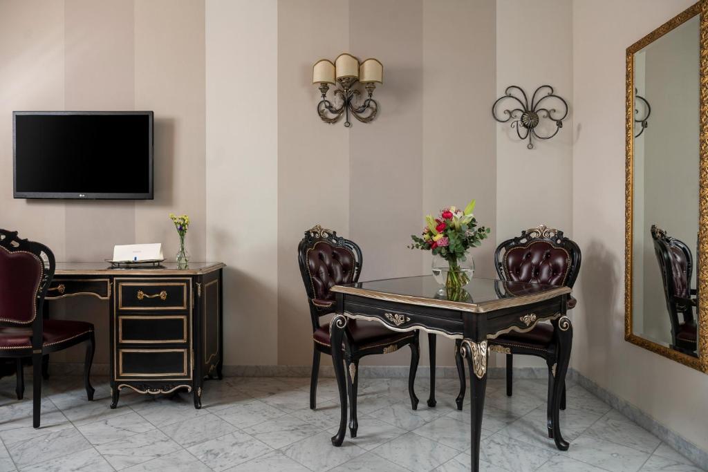 TV a/nebo společenská místnost v ubytování Grand Hotel di Parma | UNA Esperienze