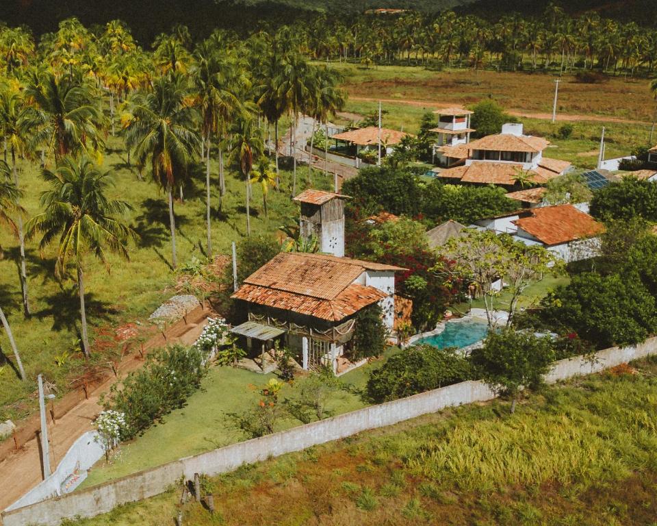 una vista aerea di un villaggio con un resort di Pousada Casa Branca a Pôrto de Pedras