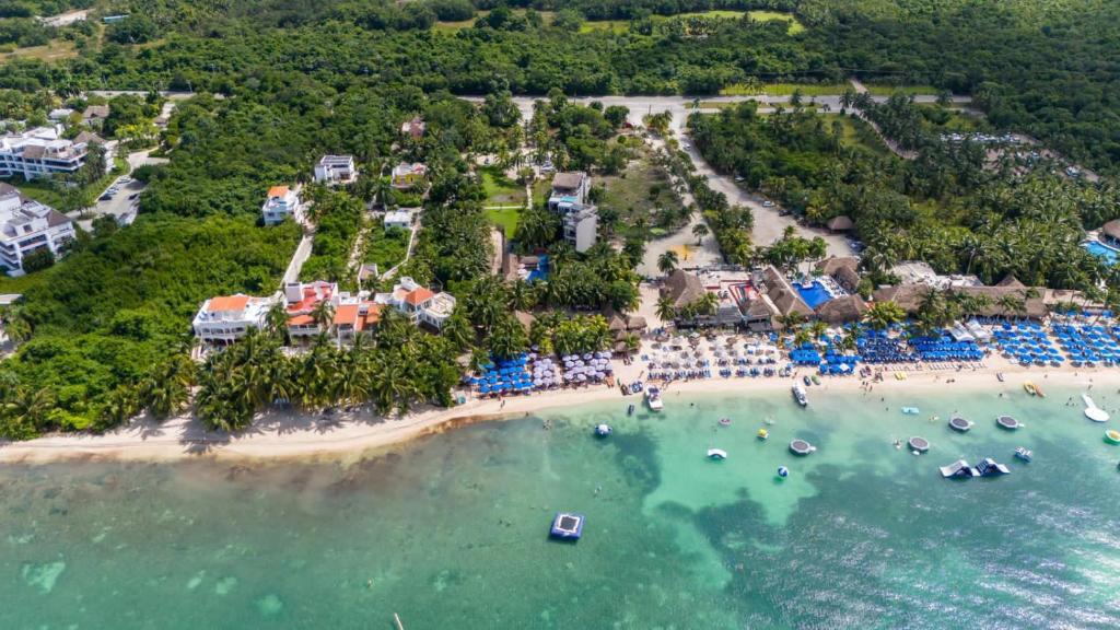 - une vue aérienne sur la plage d'un complexe dans l'établissement Maia Suites Cozumel, à Cozumel