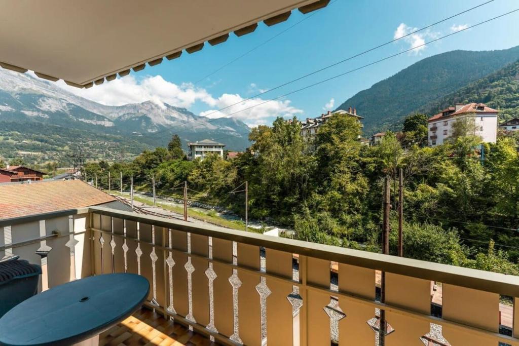 balcón con vistas a la montaña en Bon Nant furnished flat en Saint-Gervais-les-Bains