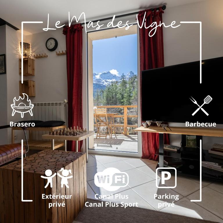 un salon avec une télévision et une grande fenêtre dans l'établissement Le Mas des Vigne - Jardin - Barbecue - Brasero, à Uvernet