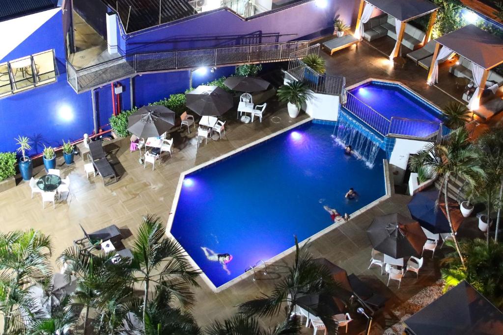 an overhead view of a swimming pool at night at Hotel Portinari Centro in Foz do Iguaçu