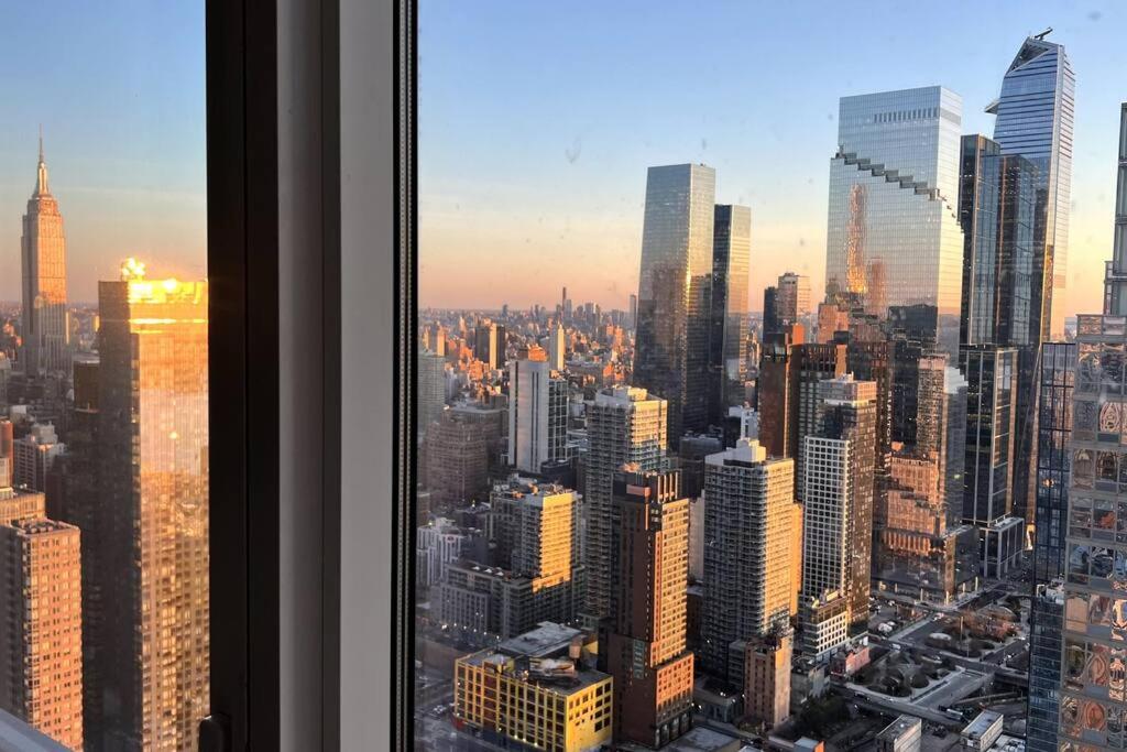 uma vista para o horizonte da cidade a partir de um arranha-céus em Skyline vie, Luxury, Quiet 1br em Nova York