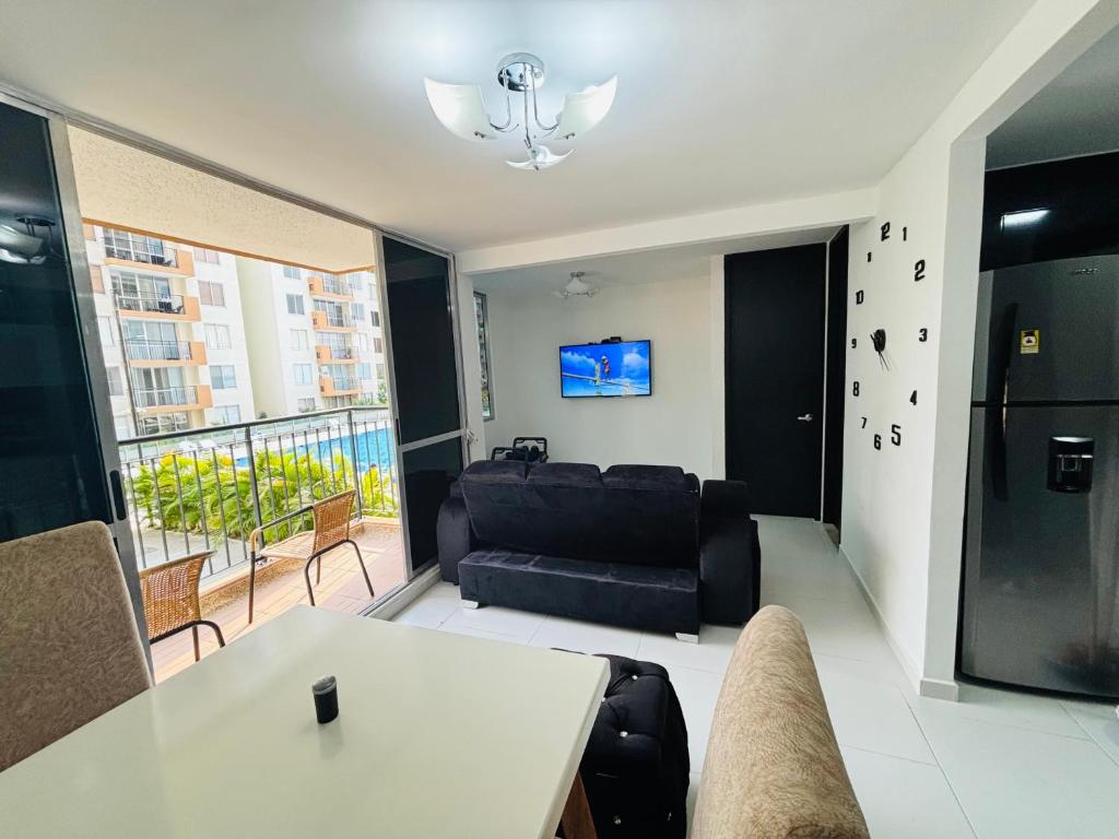 a living room with a couch and a table at Espectacular Apartamento in Ricaurte