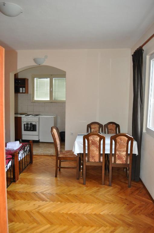 Kuchyň nebo kuchyňský kout v ubytování Apartmani Bon Bons