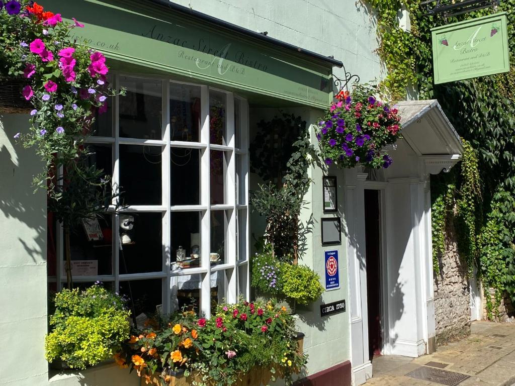 uma loja com flores na janela de um edifício em Anzac Street B+Bistro em Dartmouth