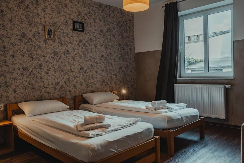 Un pat sau paturi într-o cameră la #EinfachAnders-Cityapartment Bielefeld-Mitte 202