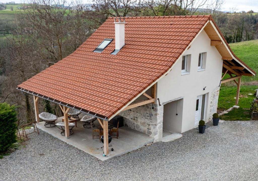 - une vue sur une maison dotée d'un toit orange dans l'établissement gite L'Ecrin, à Saint-Paul-sur-Yenne