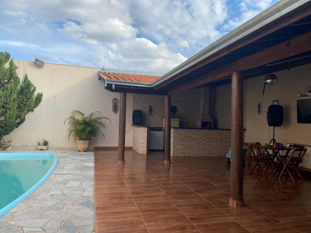 um pátio com uma piscina e uma casa em Casa com piscina disponível pra festa do peão em Barretos