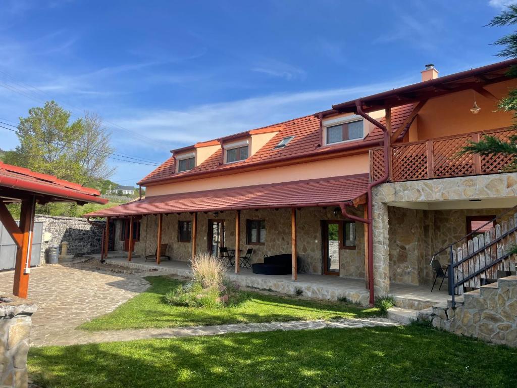 Szögedi Villa 8258 Badacsonytomaj, 154 Római út kép - 1