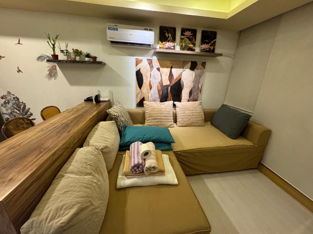ein Wohnzimmer mit 2 Sofas in einem Zimmer in der Unterkunft Azure Urban Resort - By Ground Zero One in Manila