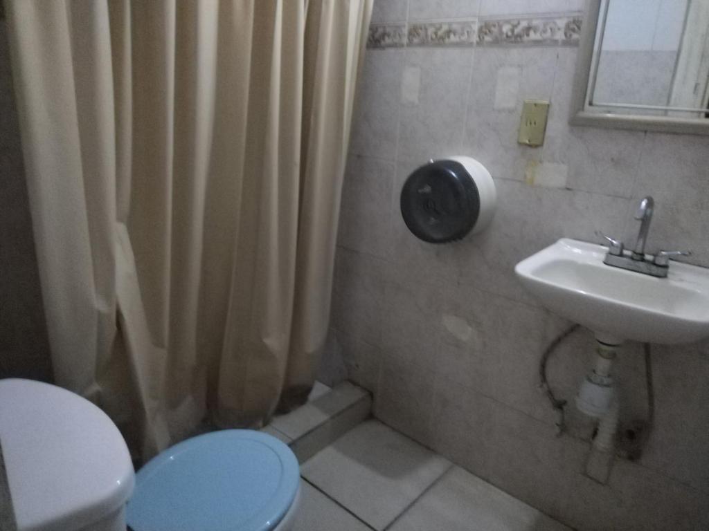La salle de bains est pourvue de toilettes et d'un lavabo. dans l'établissement HOSTAL CASA H12, à Zacatecas