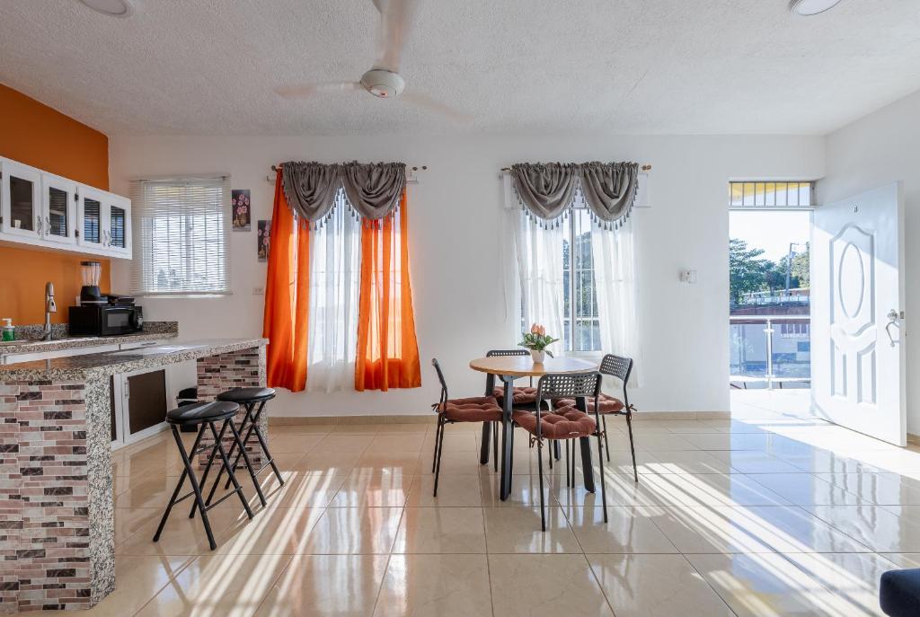 Kuchyň nebo kuchyňský kout v ubytování EDMA APARTAHOTEL