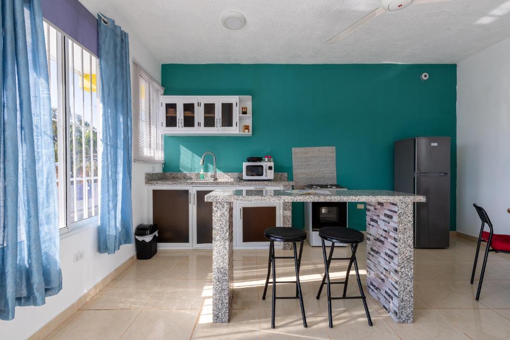 Kuchyň nebo kuchyňský kout v ubytování EDMA APARTAHOTEL