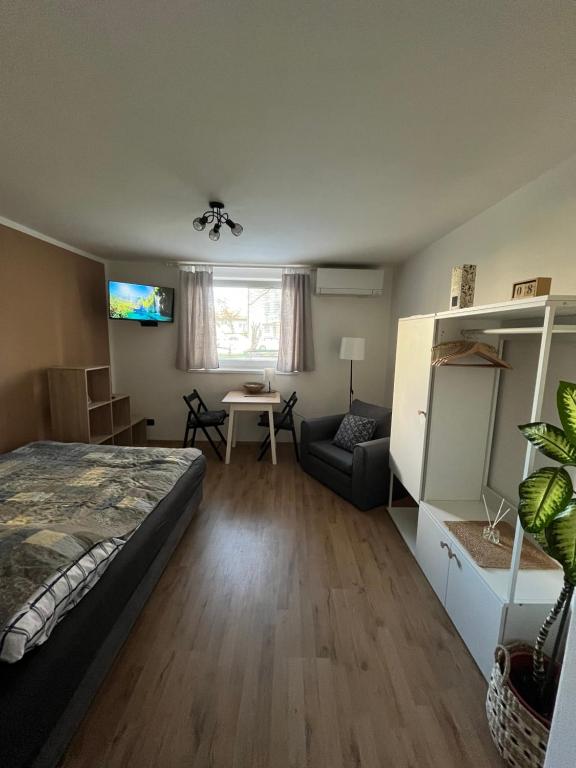 科切維的住宿－Deteljica，一间卧室配有一张床、一张沙发和一张桌子