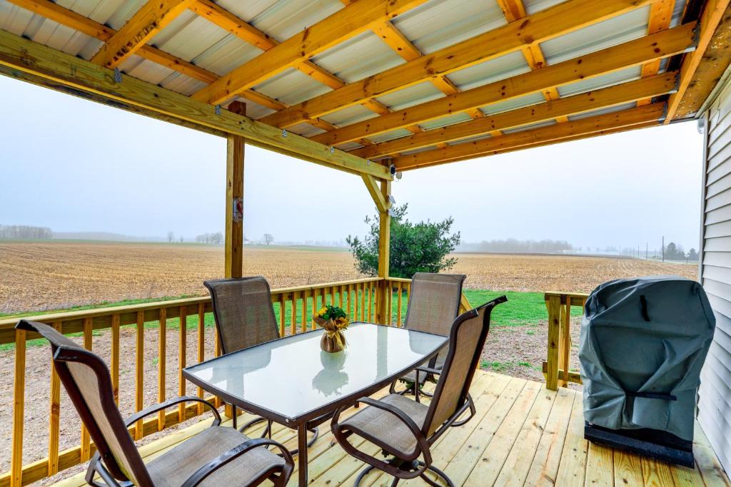 eine Terrasse mit einem Tisch und Stühlen auf einer Terrasse in der Unterkunft Peaceful Shiloh Home with Deck and Fishing Pond Access in Shiloh