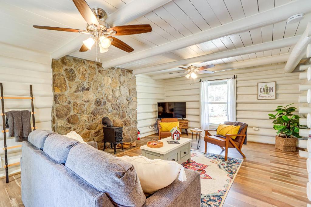 DogFriendly Hiawassee Cabin with Decks and Fire Pit!, Hiawassee (updated prices 2024)