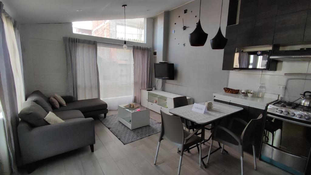 - un petit salon avec un canapé et une table dans l'établissement MiniDepartamento Céntrico Puno, à Puno