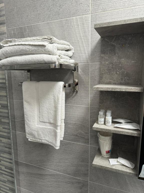 ein Badezimmer mit einem Handtuchhalter und Handtüchern in der Unterkunft b&b 17 in Maddaloni