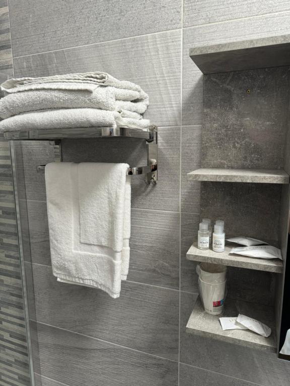 y baño con toallero eléctrico y toallas. en b&b 17, en Maddaloni