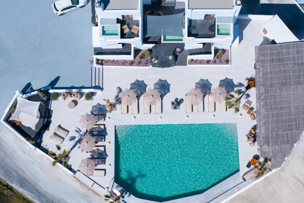 een luchtzicht op een resort met een zwembad bij Leon Luxury Suites in Imerovígli