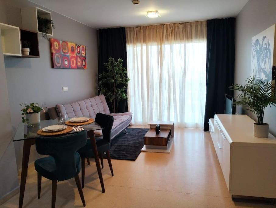 a living room with a couch and a table at Apartamento Moderno en Guardamar in Guardamar del Segura