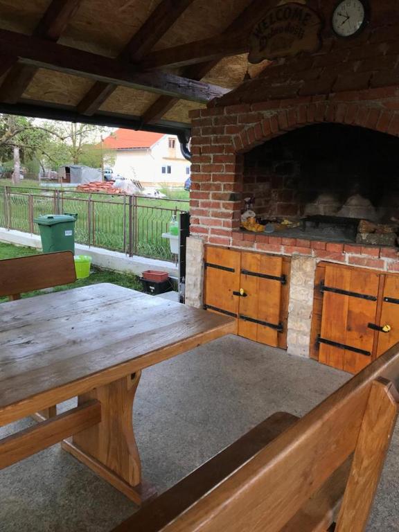 Gril dostupný pro hosty v apartmánu