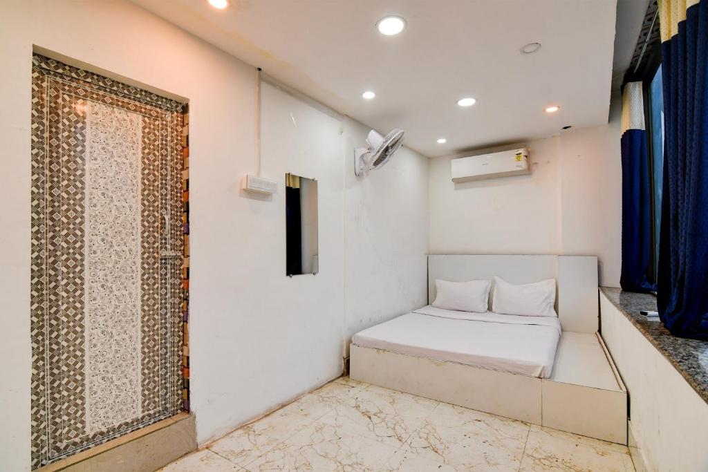 Een bed of bedden in een kamer bij OYO Mannat Inn