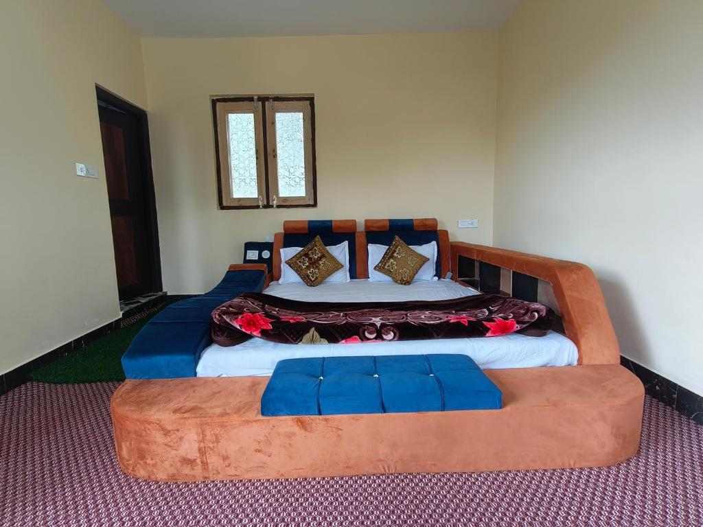 - une chambre dotée d'un grand lit avec des draps bleus dans l'établissement Valley Guest House Pahalgam, à Kolur