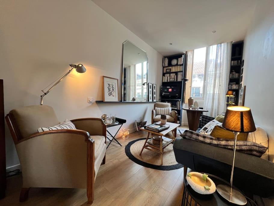 een woonkamer met een bank en een tafel bij Atelier d'artiste in Bordeaux