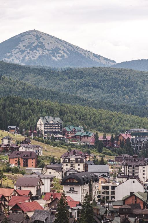Nespecifikovaný výhled na hory nebo výhled na hory při pohledu z hotelu