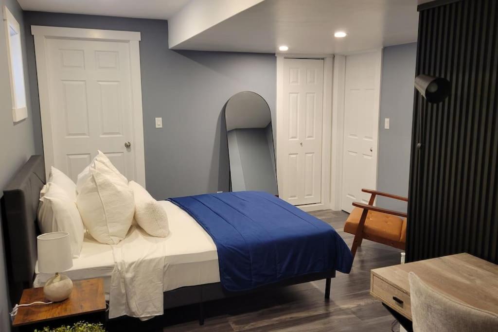 una camera con letto blu e bianco di Beautiful newly designed Luxurious Apartment a Windsor