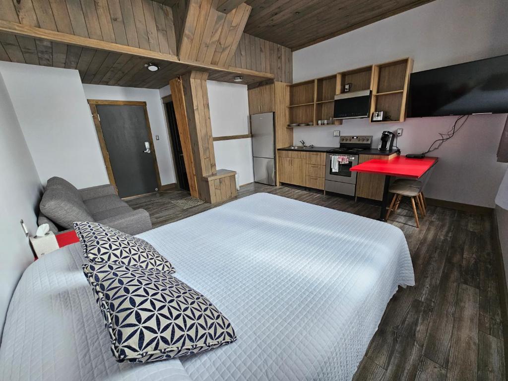 Postel nebo postele na pokoji v ubytování Lofts Hôtel Gaspésie