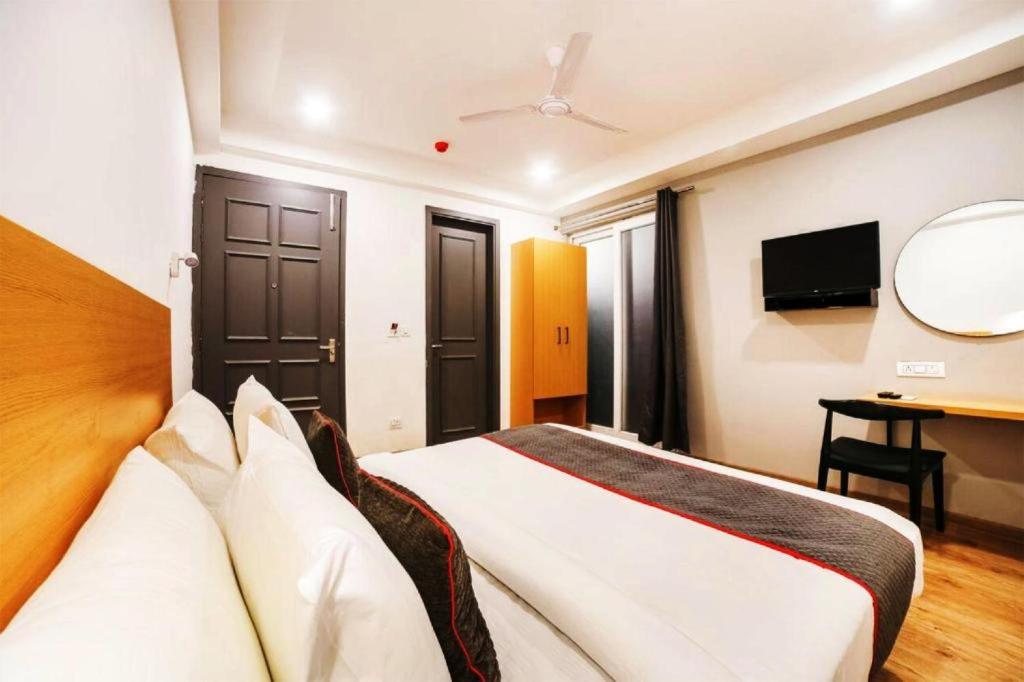 Giường trong phòng chung tại Hotel Roayal International By Le Cashew Rooms