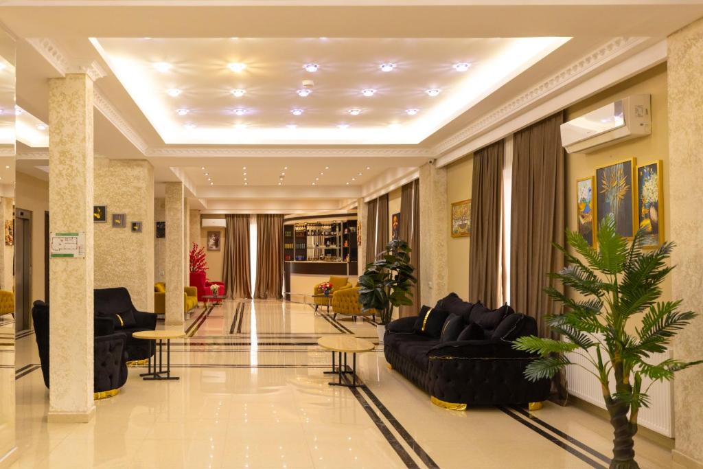 Hotel Grand Palace في تبليسي: لوبي فيه كنب وطاولات في مبنى