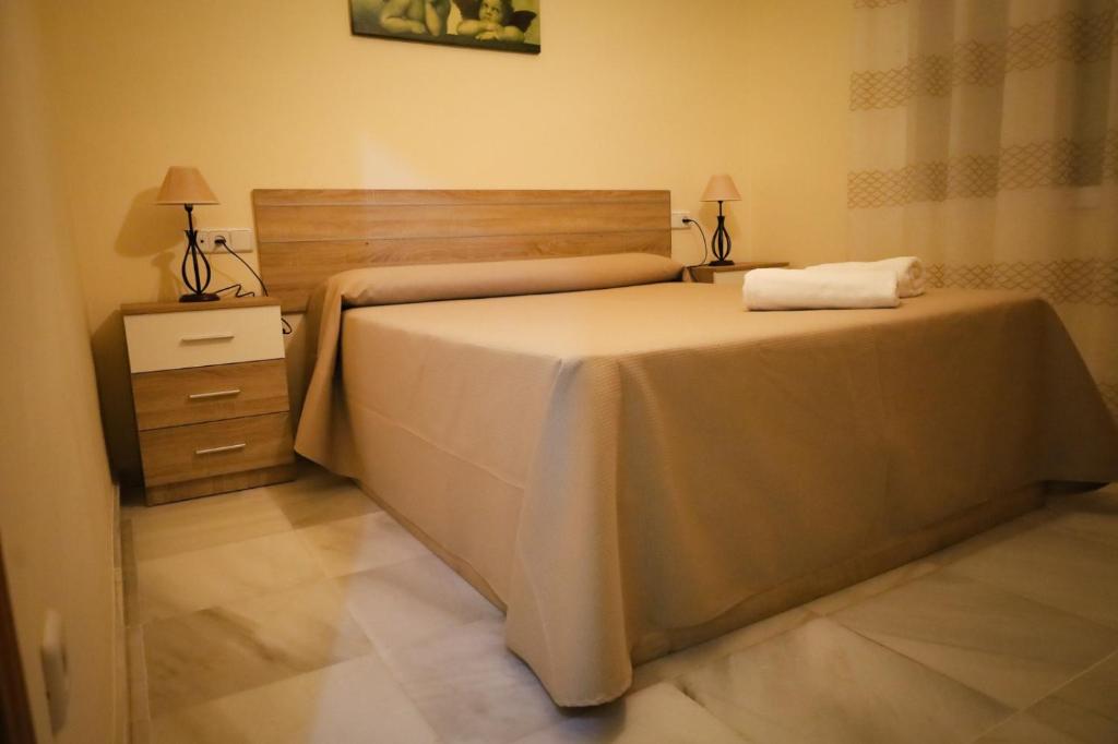 En eller flere senge i et værelse på APART CENTRO BALCON Y ASCENSOR
